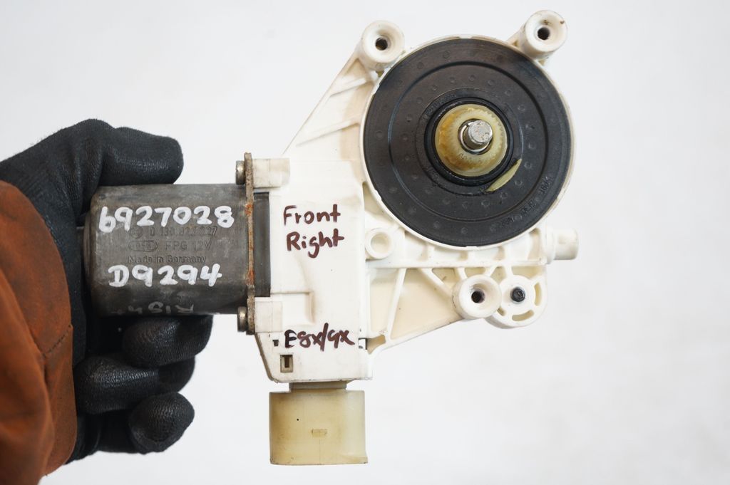 Front door window regulator with motor (7)