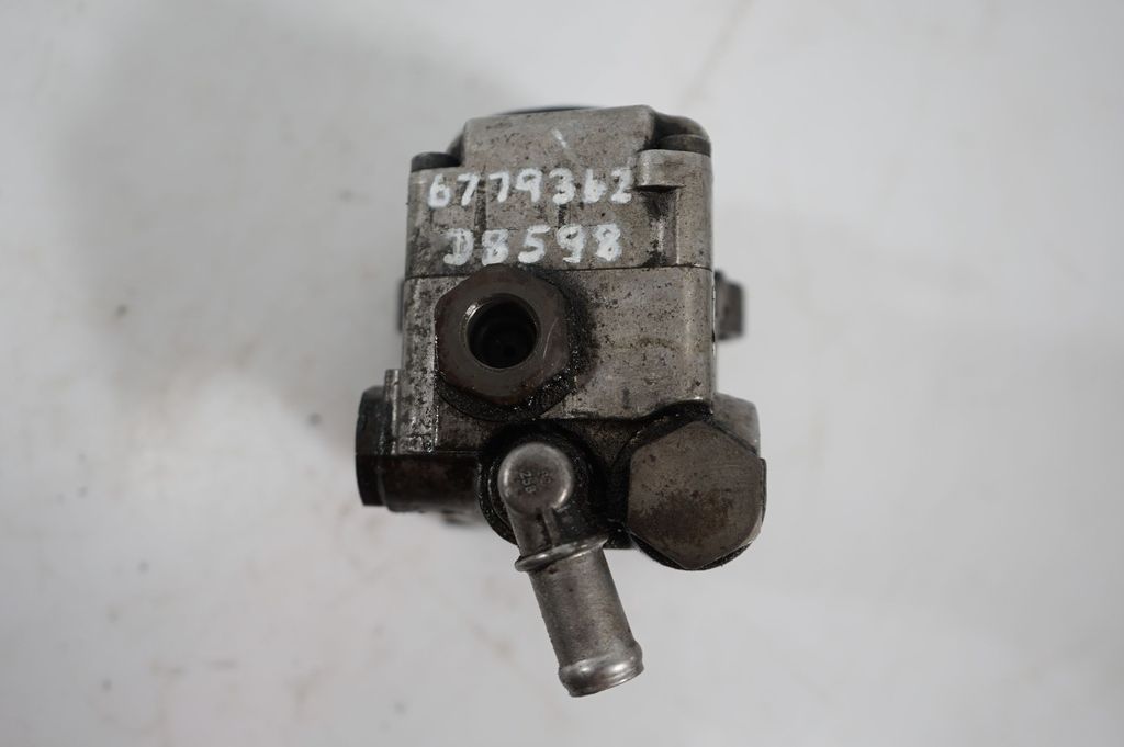 Power steering pump (10)