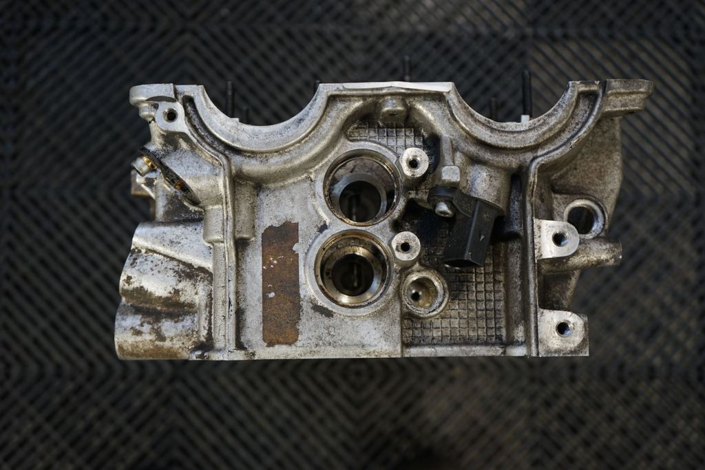 Engine head (15)