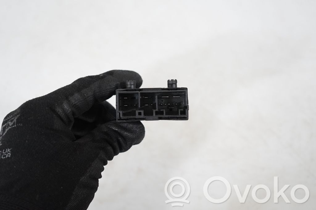 Seat heating relay (7)