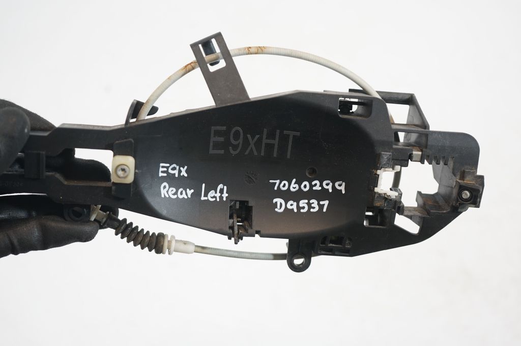 Rear door exterior handle/bracket (7)