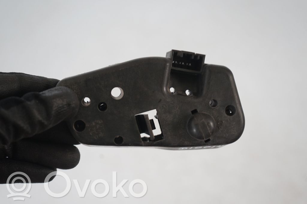 Tail light bulb cover holder (8)