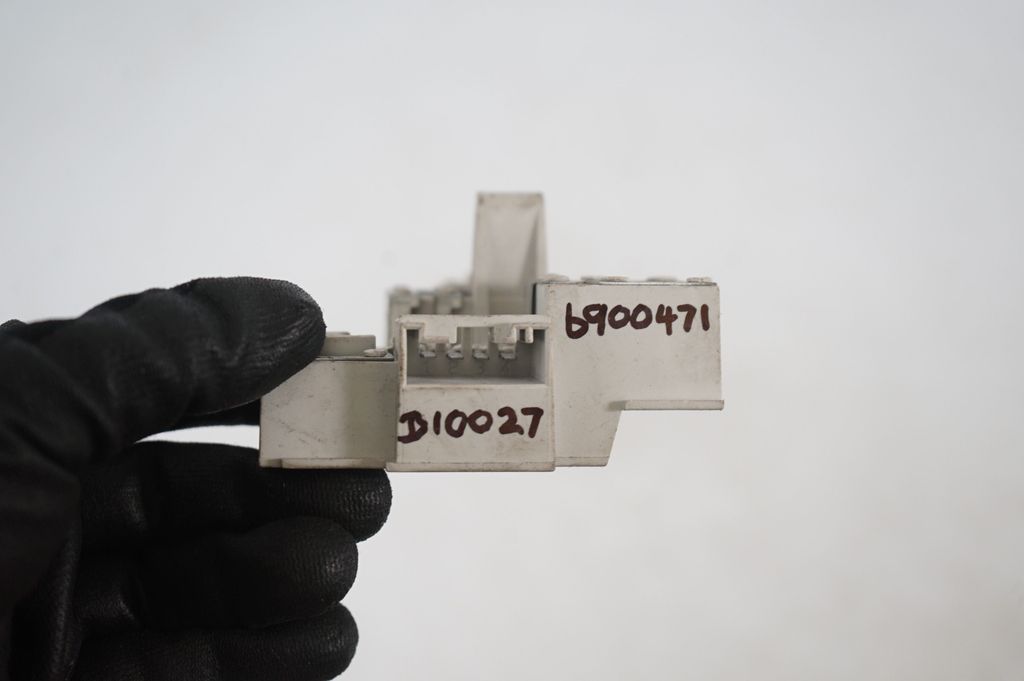 Tail light bulb cover holder (8)