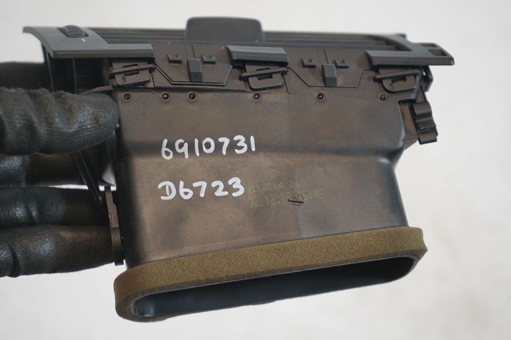 Dashboard side air vent grill/cover trim (8)