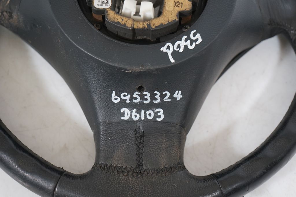 Steering wheel (10)