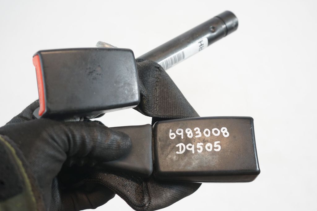 Rear seatbelt buckle (8)