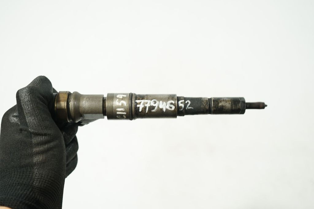 Fuel injector (7)