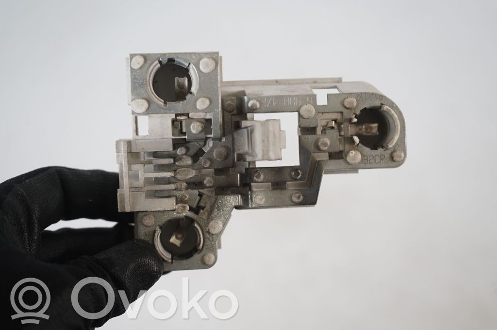 Tail light bulb cover holder (6)