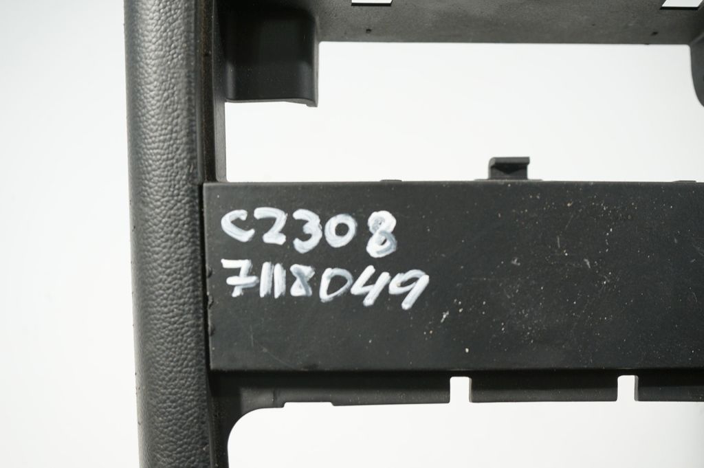 Rear air vent grill (7)