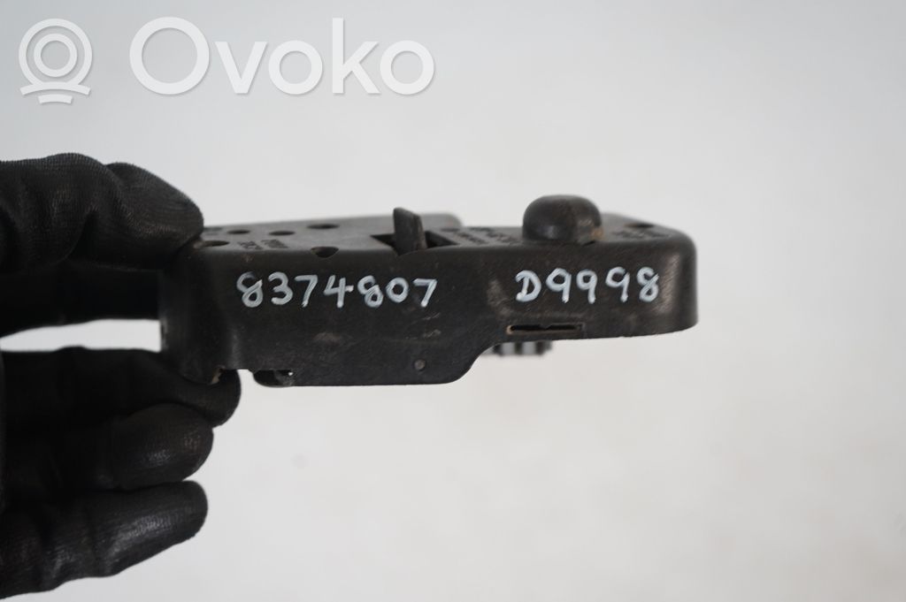 Tail light bulb cover holder (8)