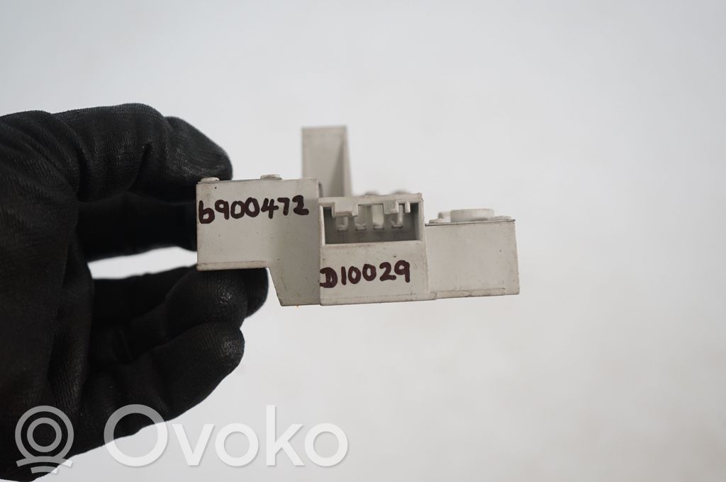 Tail light bulb cover holder (8)