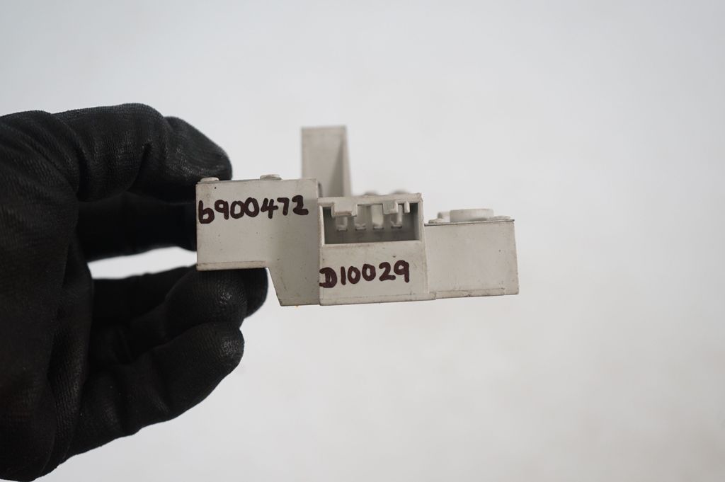 Tail light bulb cover holder (8)