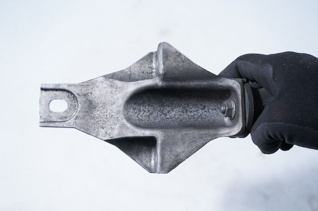 Gearbox mounting bracket (8)