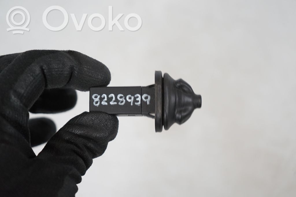 Fuel tank cap lock (8)