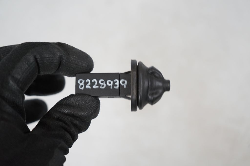 Fuel tank cap lock (8)