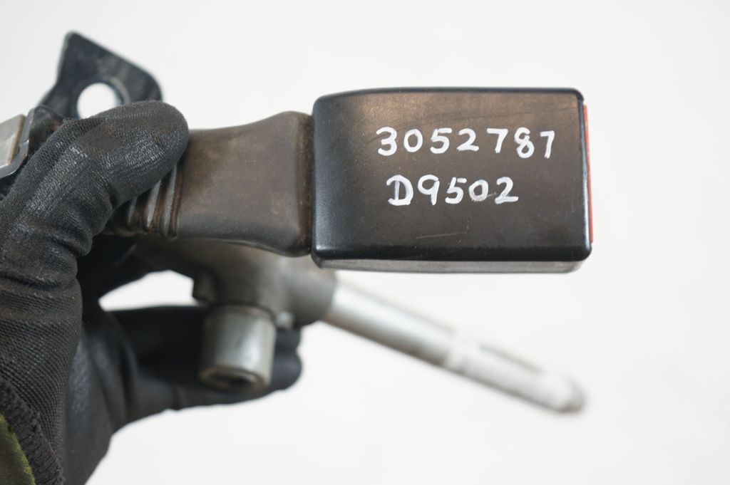 Rear seatbelt buckle (8)