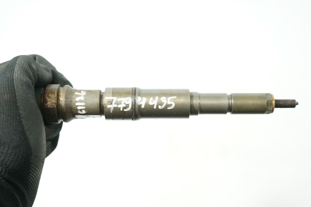 Fuel injector (7)