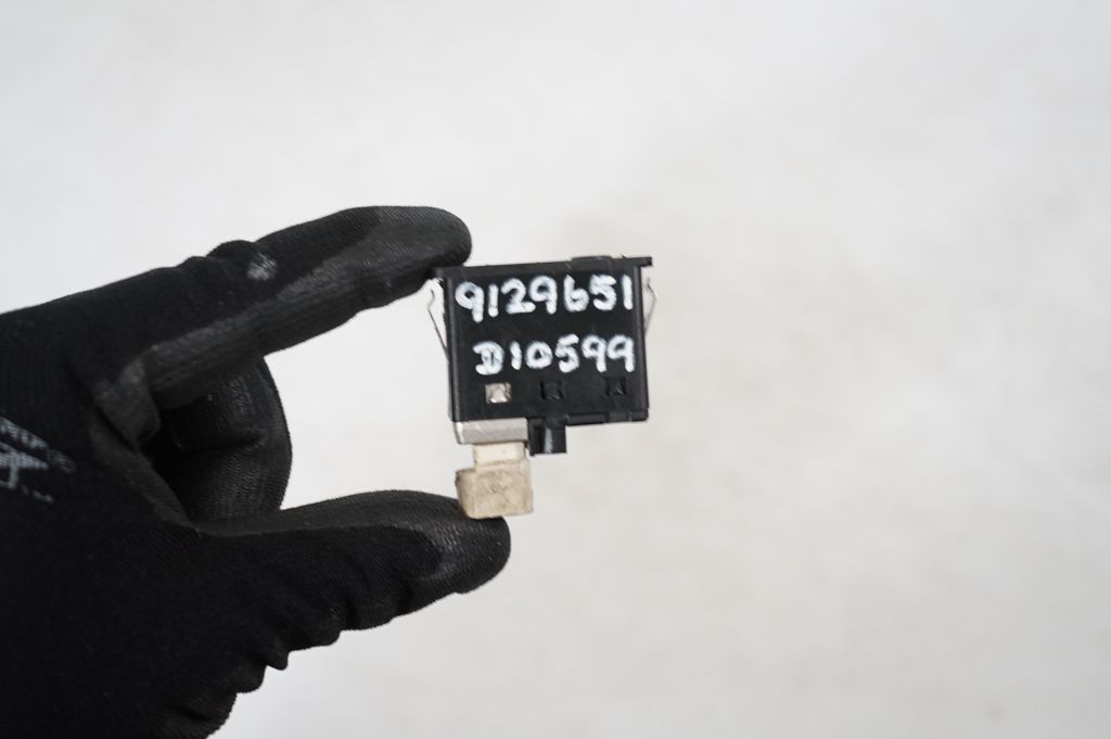 AUX in-socket connector (8)