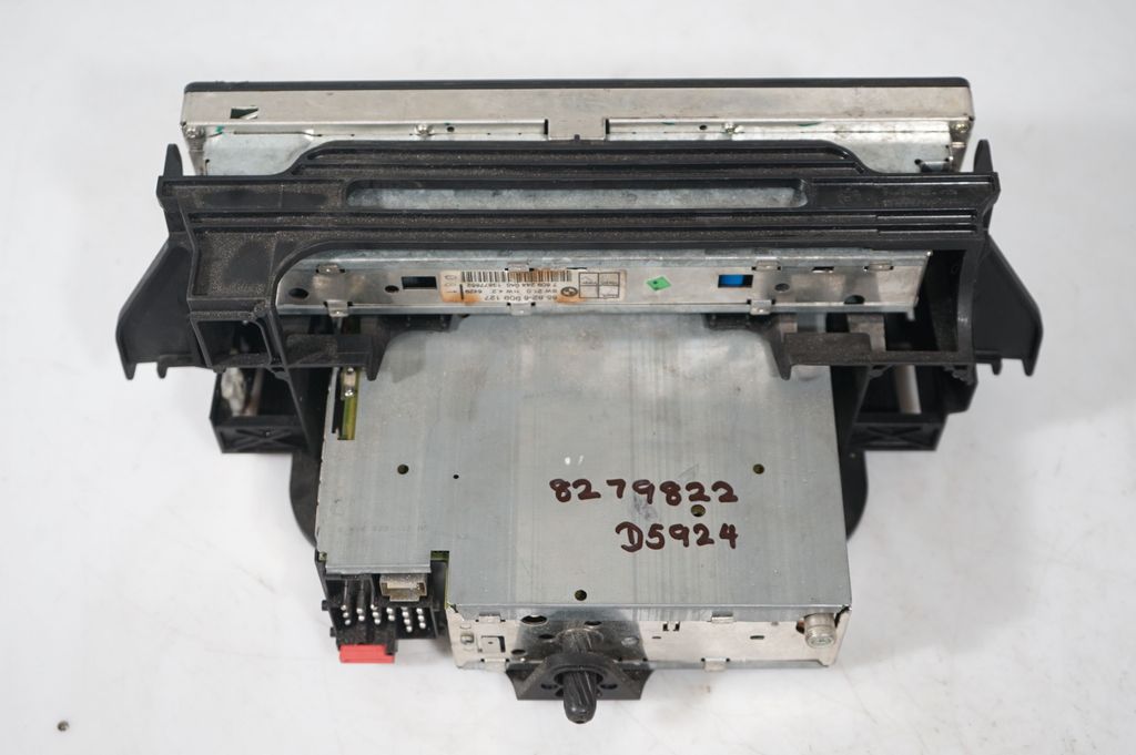 Radio/CD/DVD/GPS head unit (10)