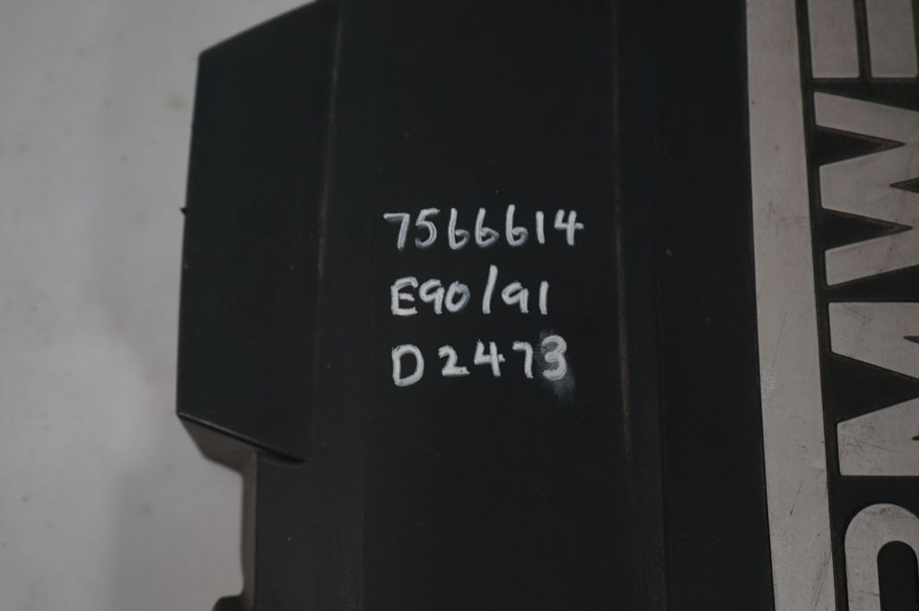 Engine cover (trim) (8)