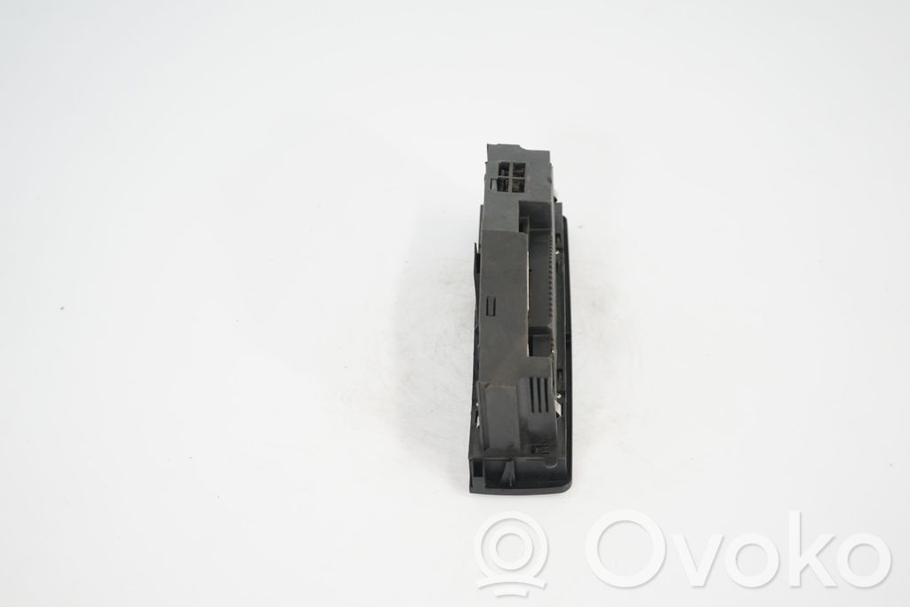Climate control unit (5)