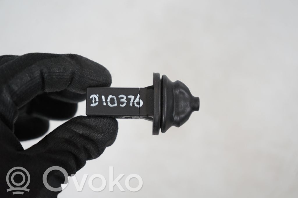 Fuel tank cap lock (7)