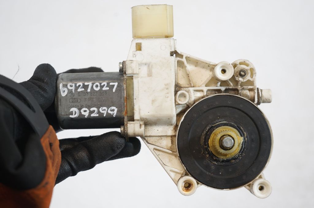 Front door window regulator with motor (8)