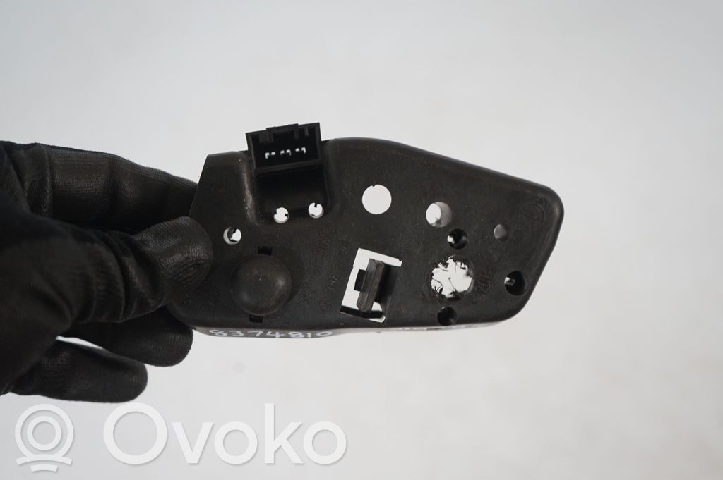 Tail light bulb cover holder (7)