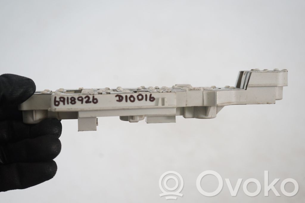 Tail light bulb cover holder (8)