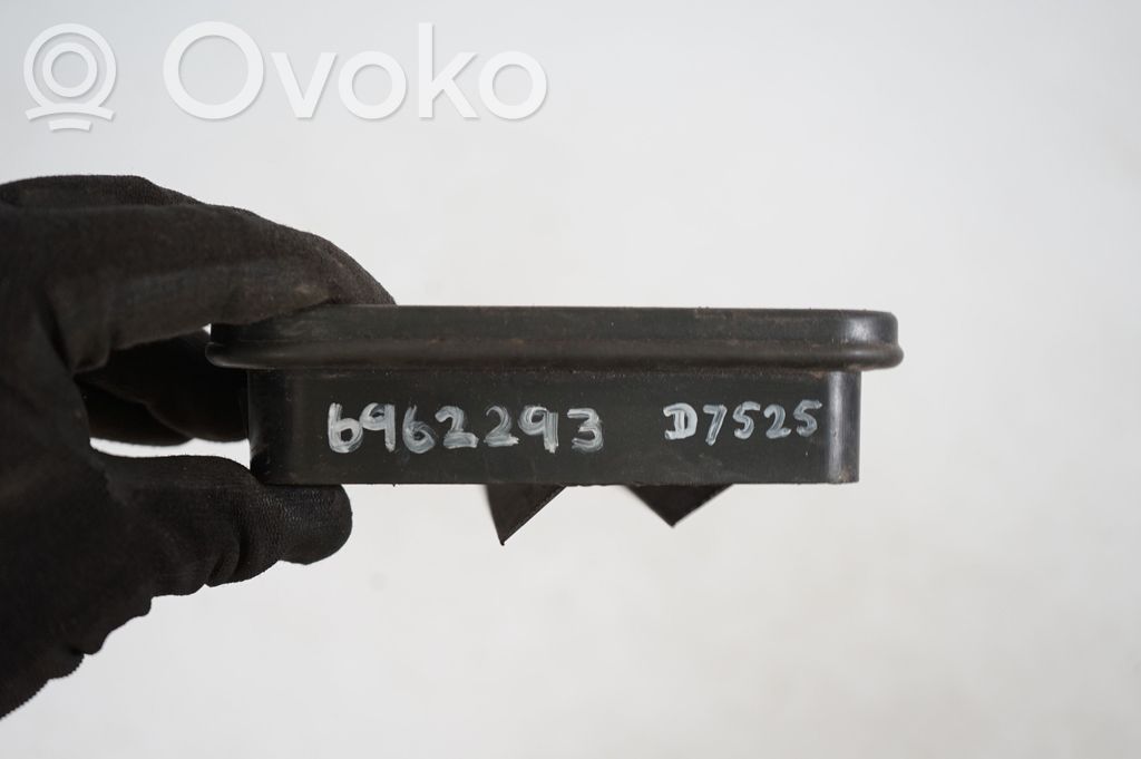 Quarter panel pressure vent (8)