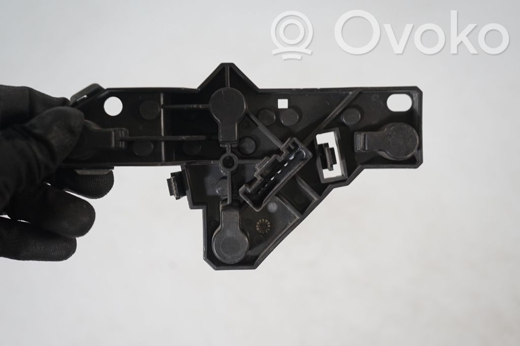 Tail light bulb cover holder (6)