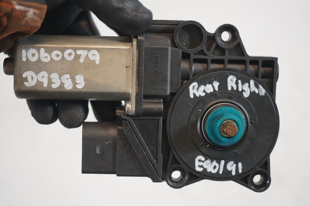 Rear door window regulator with motor (9)