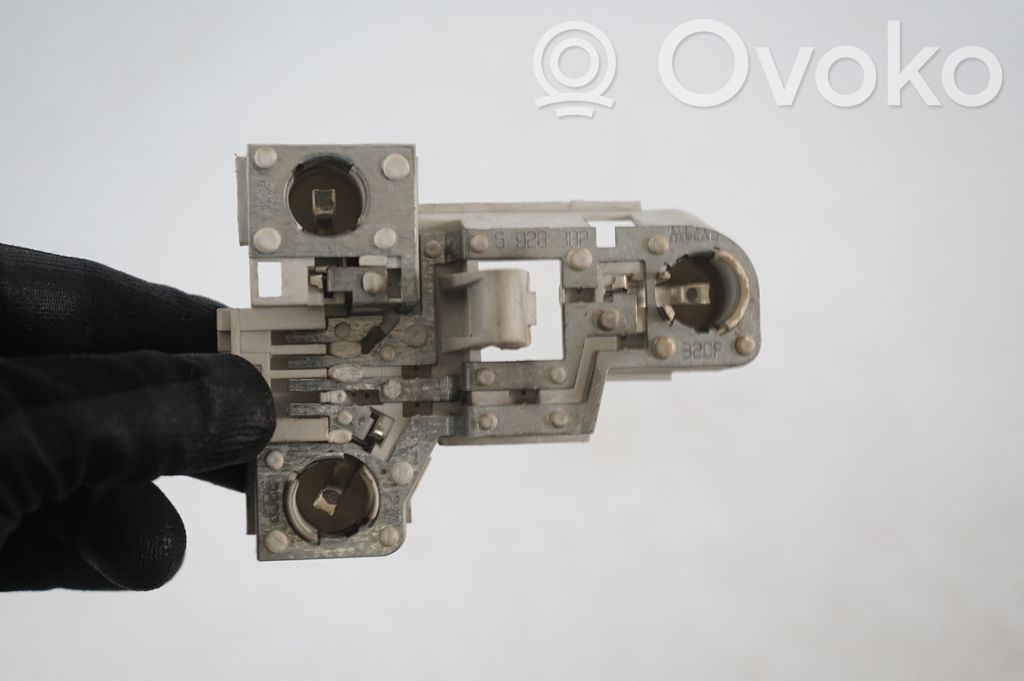 Tail light bulb cover holder (6)