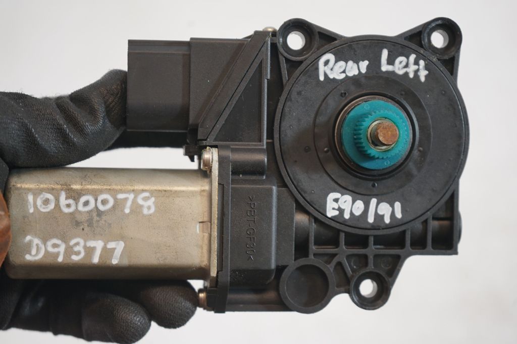 Rear door window regulator with motor (9)