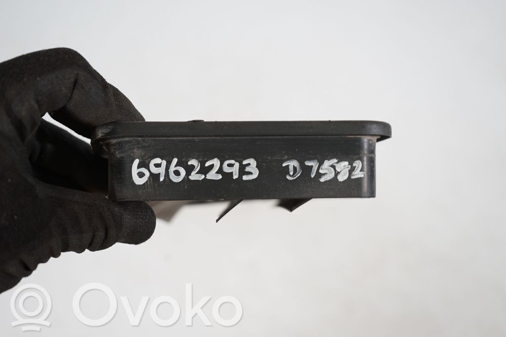 Quarter panel pressure vent (8)