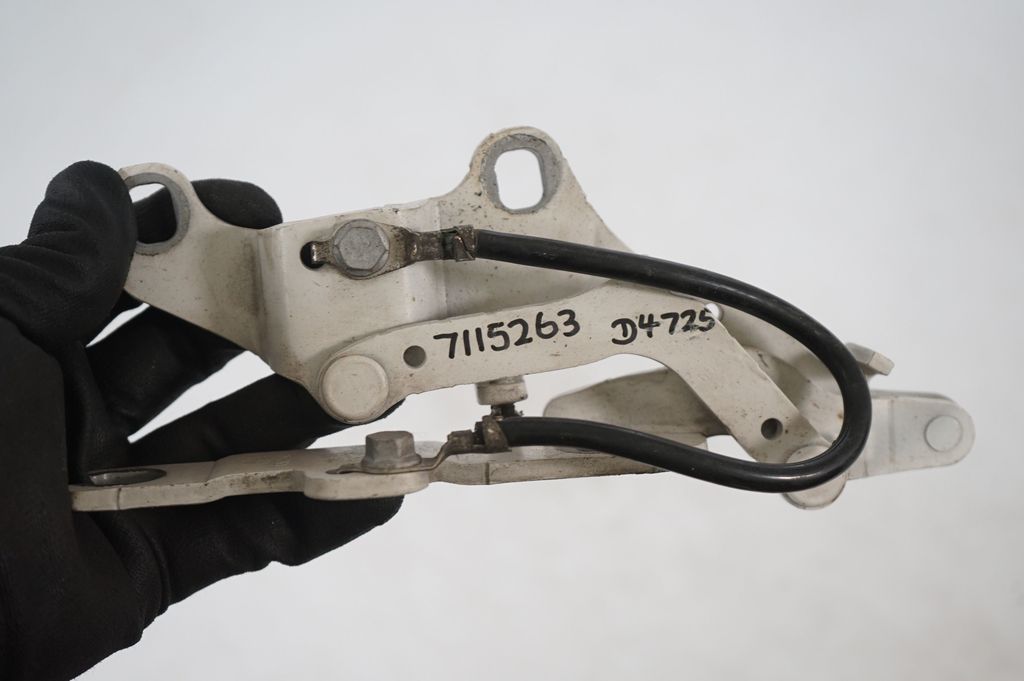 Engine bonnet/hood hinges (7)