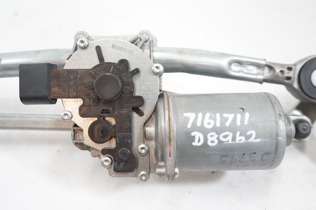 Front wiper linkage and motor (10)