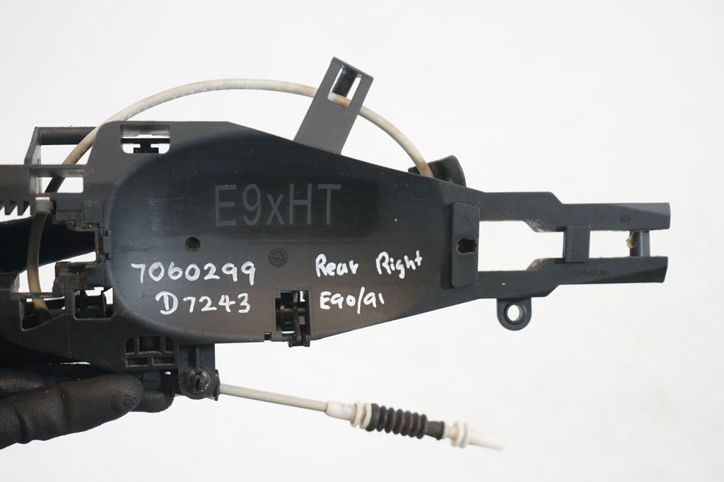 Rear door exterior handle/bracket (7)