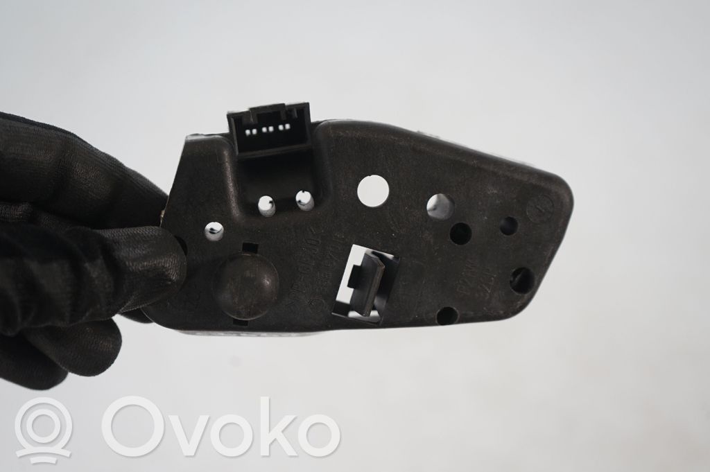 Tail light bulb cover holder (7)