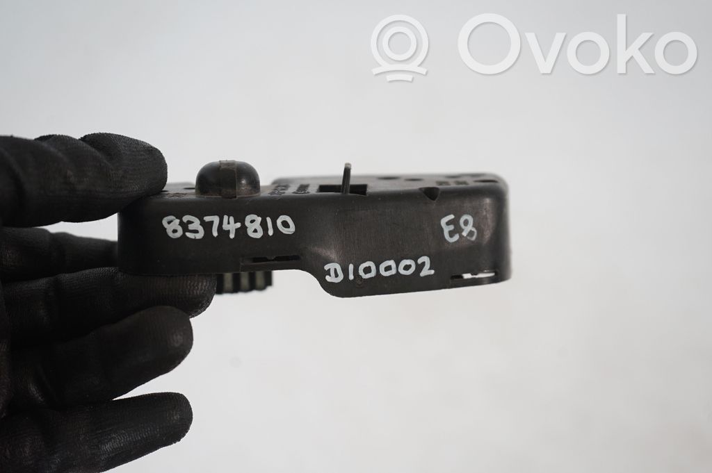 Tail light bulb cover holder (8)