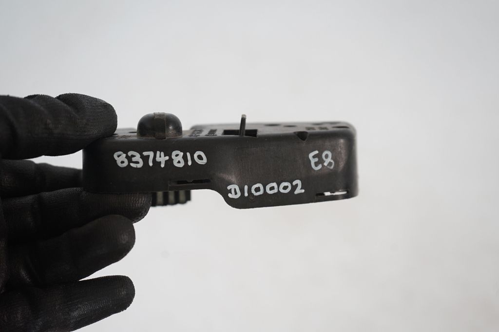 Tail light bulb cover holder (8)