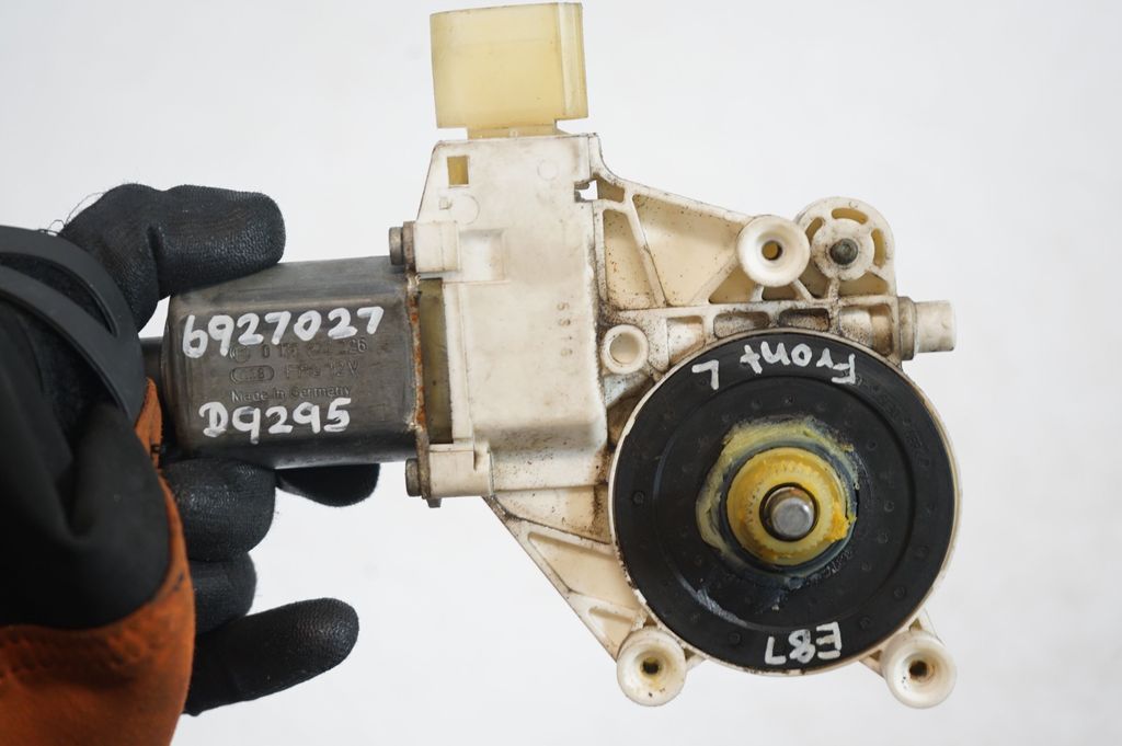 Front door window regulator with motor (8)