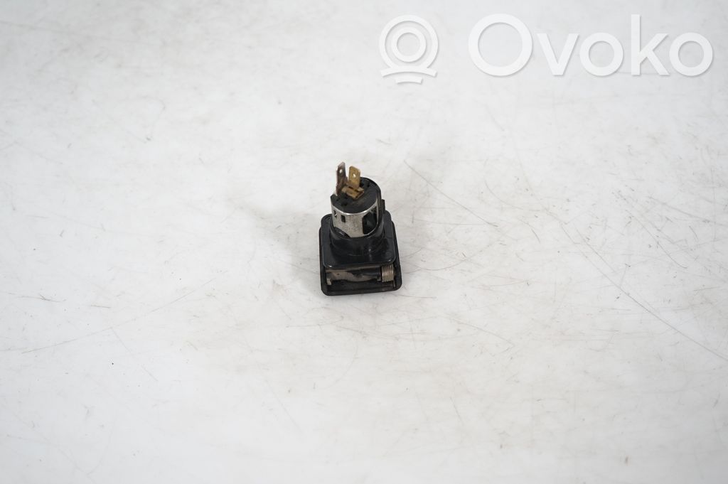 12 V Socket (rear) (5)