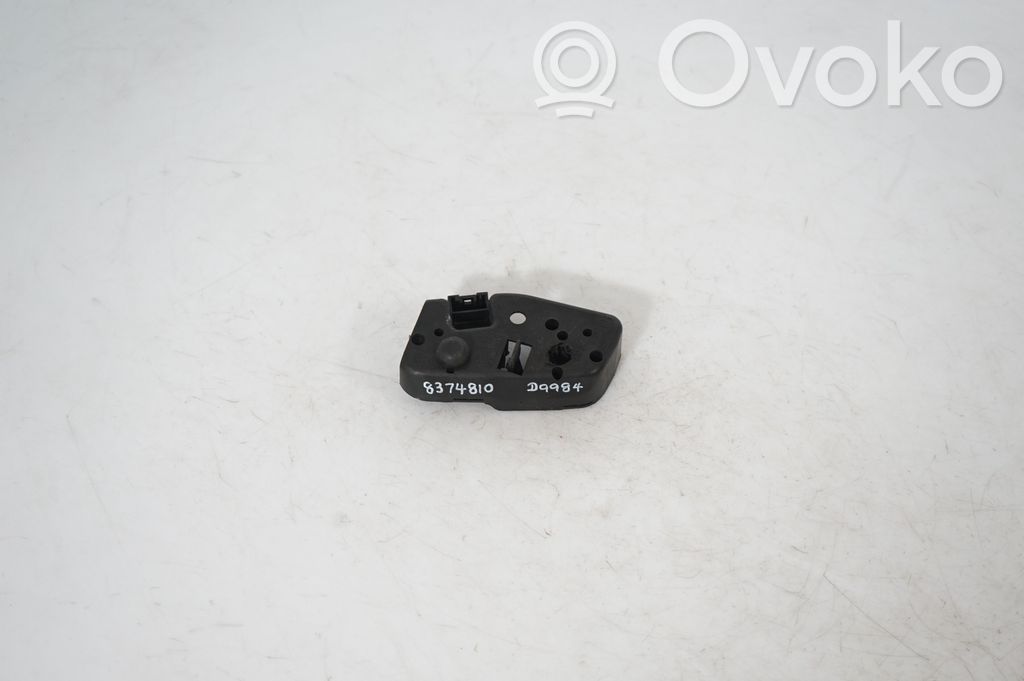 Tail light bulb cover holder (5)