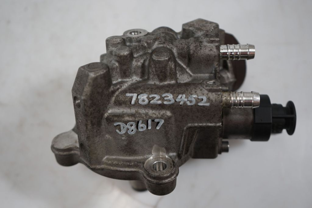 Fuel injection high pressure pump (11)