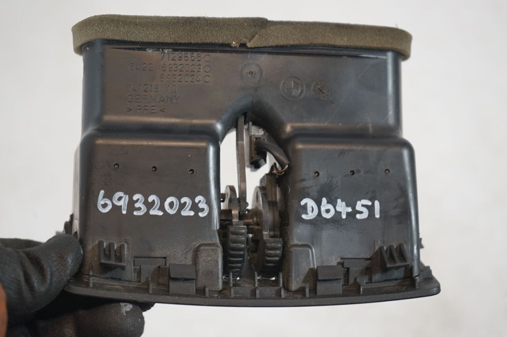 Rear air vent grill (8)