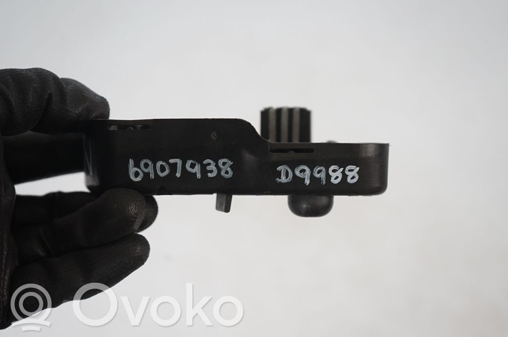 Tail light bulb cover holder (8)