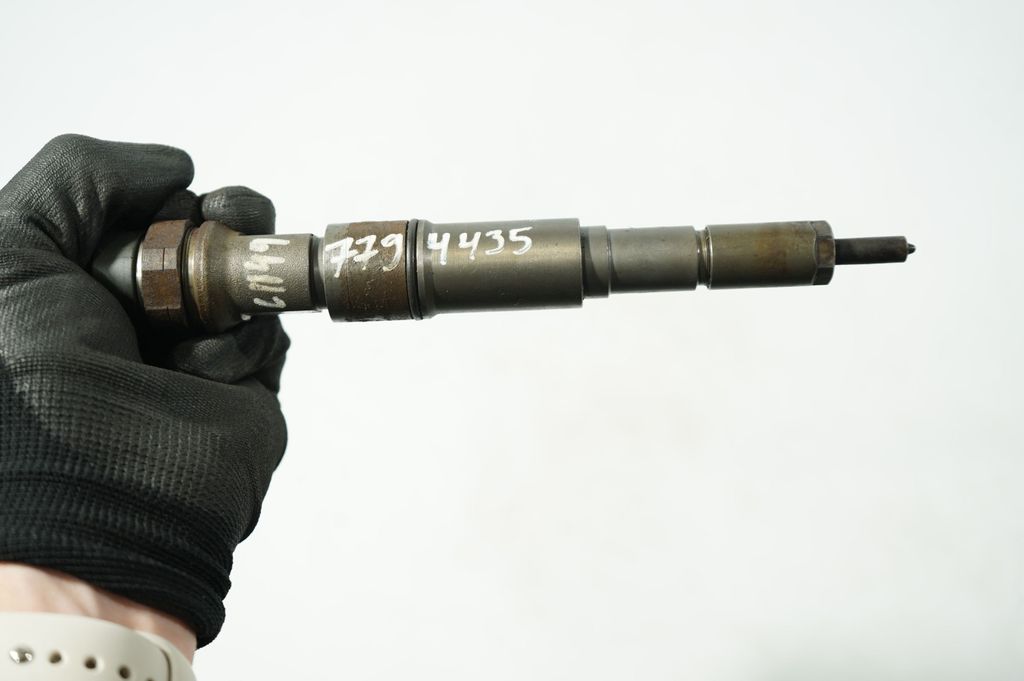 Fuel injector (7)