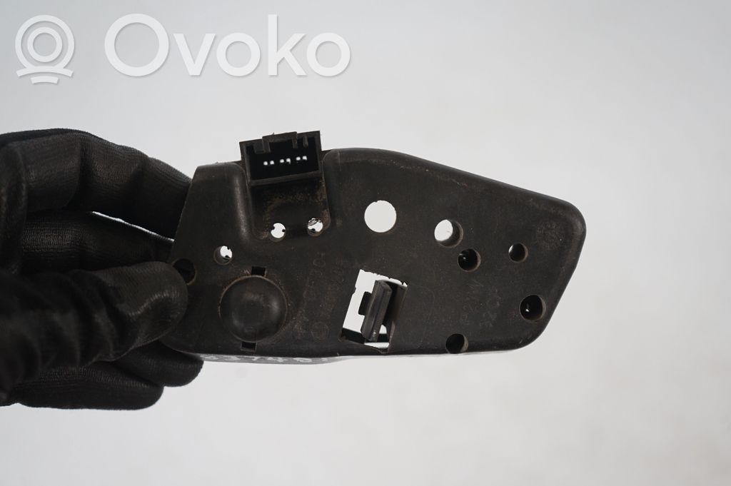 Tail light bulb cover holder (8)