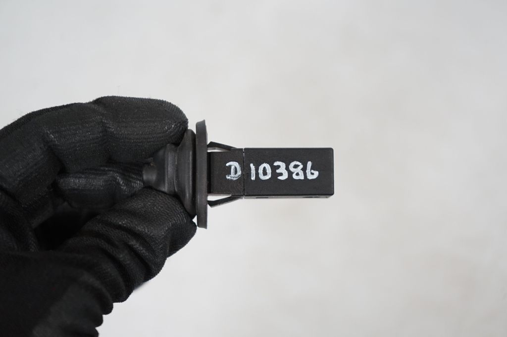 Fuel tank cap lock (8)